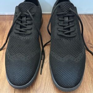 ALDO Men's shoe Size 9.5, Black canvas. Black laces. Rubber sole.